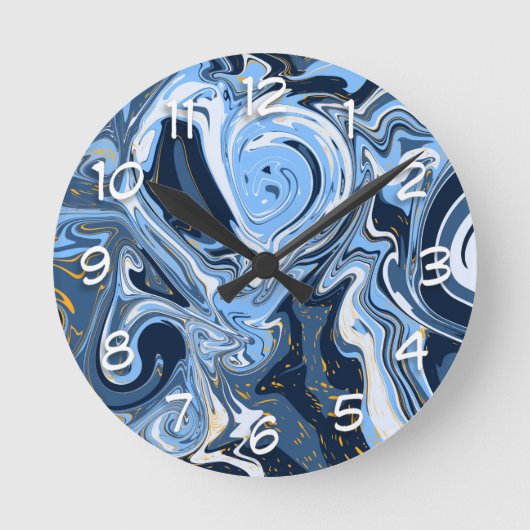Blau, Weiß und Gold Wirbel Fluid Art Runde Wanduhr (Vorderseite)