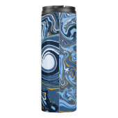 Blau, Weiß und Gold Wirbel Fluid Art Thermosbecher (Rückseite)