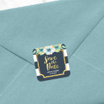 Blau Weiß und Imitate Gold Floral Save the Date Quadratischer Aufkleber<br><div class="desc">Dieser Save the Date quadratische Aufkleber weist eine goldene Imitat-Grenze, blaue und weiße Streifen und eine wunderschöne Aquarellblume auf. Verwenden Sie es, um Ihre Save the Date Umschläge oder für die Dekoration Siegel. Karo die passende Save the Date-Einladung hier in meinem Shop aus -> http://www.zazzle.com/blue_and_faux_gold_floral_save_the_date_invitation-256244022793321740?rf=238364477188679314 Personalisiere sie, indem du den...</div>