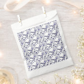 Blau-weiß verpacktes Papier mit grafischer Darstel Geschenktütchen (Ausgeschnitten)