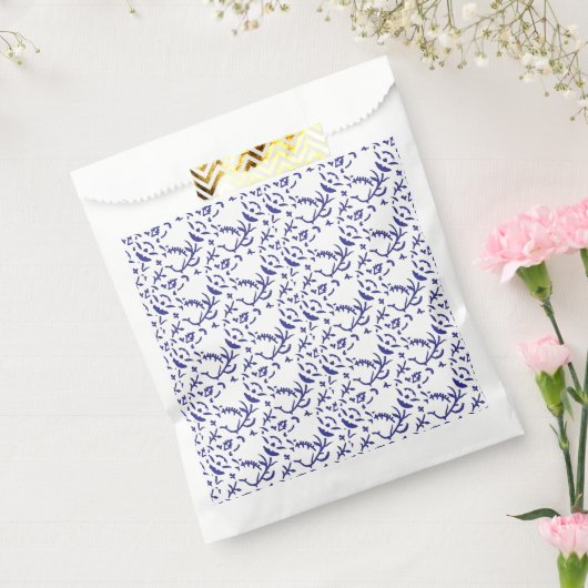 Blau-weiß verpacktes Papier mit grafischer Darstel Geschenktütchen (Versiegelt)