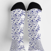 Blau-weiß verpacktes Papier mit grafischer Darstel Socken (Oben)