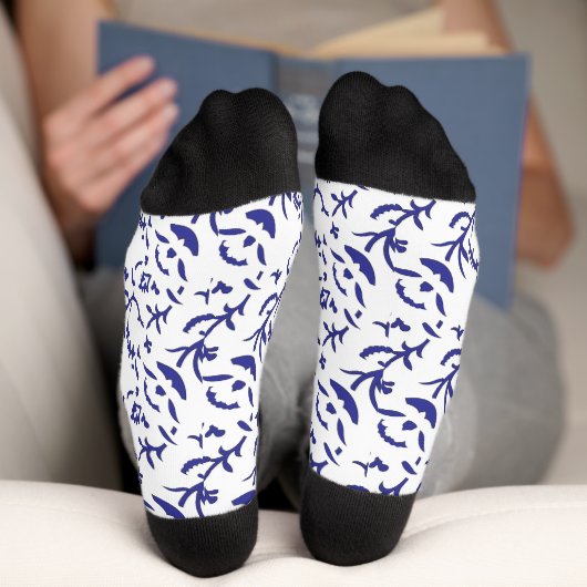 Blau-weiß verpacktes Papier mit grafischer Darstel Socken (Unterseite)