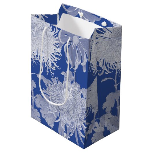 Blau Weiß Vintag Chinoiserie Blumenmuster Mittlere Geschenktüte (Vorderseite Schrägansicht)