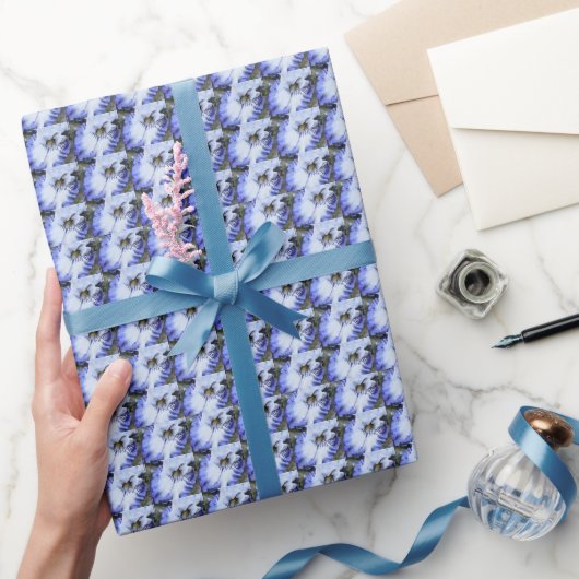 Blau-weiße Bartu-Iris-Muster Geschenkpapier (Schenken)