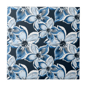 Blau-weiße Blume auf schwarzem Hintergrund. Fliese