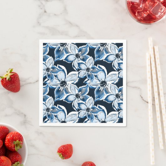 Blau-weiße Blume auf schwarzem Hintergrund. Serviette (Beispiel)