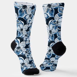 Blau-weiße Blume auf schwarzem Hintergrund. Socken
