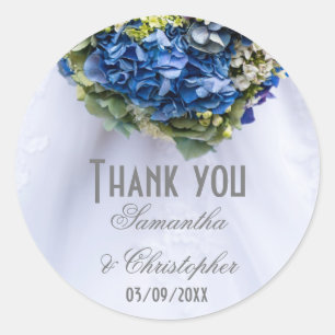 Blau-weiße Blume und Hochzeitskleid danke Runder Aufkleber