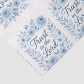 Blau-weiße Blumenschrift Vertrauen auf den Herrn Seidenpapier (Detail)