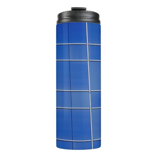 Blau-weiße Fenster Thermosbecher (Vorderseite)