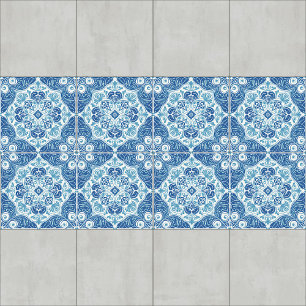 Blau-weiße Fliesen mit Blumenmotiv