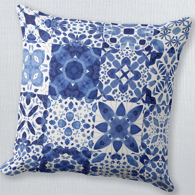Blau-weiße Fliesenmuster Aquarell Kissen (Blue and white watercolor 
Mediterranean tile pattern throw pillow)
