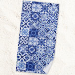 Blau-weiße Fliesenmuster Aquarell Strandtuch<br><div class="desc">Hübsches indigoblau-weiße Fliesenmuster in Aquarellfarbe. Originelle Kunst von Nic Squirrell.</div>
