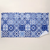 Blau-weiße Fliesenmuster Aquarell Strandtuch (Vorderseite)