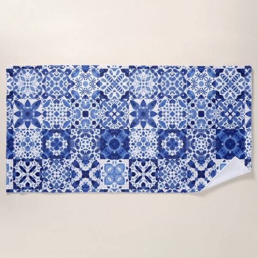 Blau-weiße Fliesenmuster Aquarell Strandtuch (Vorderseite)