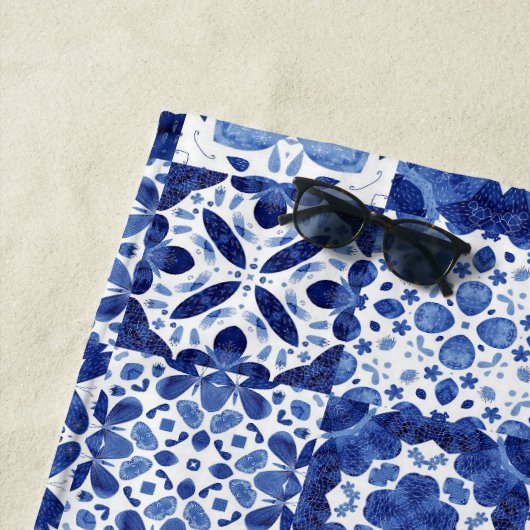 Blau-weiße Fliesenmuster Aquarell Strandtuch (Beispiel)