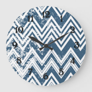 Blau-weiße Grunge-Chevron Große Wanduhr