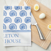 Blau-weiße Muscheln an der Küste Personalisiert Geschirrtuch (Viertel Falte)