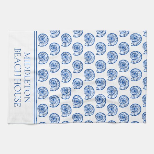 Blau-weiße Muscheln an der Küste Personalisiert Geschirrtuch (Horizontal)