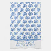 Blau-weiße Muscheln an der Küste Personalisiert Geschirrtuch (Vertikal)