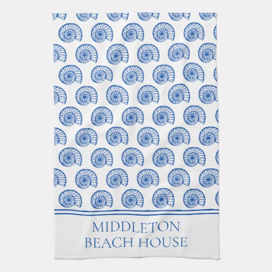 Blau-weiße Muscheln an der Küste Personalisiert Geschirrtuch (Vertikal)