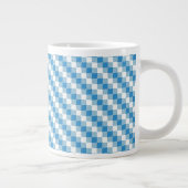 Blau-weiße Quadrate Jumbo-Tasse (Rechts)