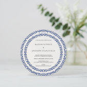 Blau + Weiße stilisierte Waves Elegant Beach Weddi Einladung (Stehend Vorderseite)