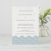 Blau + Weiße stilisierte Waves Elegant Beach Weddi Einladung (Stehend Vorderseite)