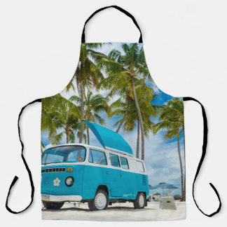 Blau-weißer Lieferwagen am Strand Schürze