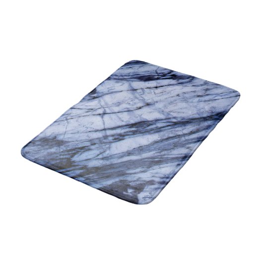 Blau-weißer Marmor Swirl Moderner Chic Badematte (Schrägansicht)