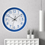 Blau-weißer, moderner Minimaslist-Marmor Uhr<br><div class="desc">Einfache und moderne Marmorwand mit blauen Zahlen. Das ist ein großartiges Geschenk für Hauswärmung und Hochzeiten.</div>