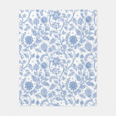 Blau-weißes Blumenmuster Botanisch Boho Chic Fleecedecke (Vorderseite)