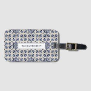 Blau-weißes geometrisches Blumenmuster im Vintage- Gepäckanhänger
