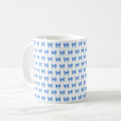 Blau-weißes Gingham-Schleifenmuster Kaffeetasse (Vorderseite Links)