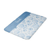 Blau-weißes Wasserfarben-Blumenmonogramm-Name Badematte (Schrägansicht)