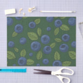 Blaubeeren auf dunkelgrün seidenpapier (Handwerk)