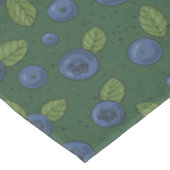 Blaubeeren auf dunkelgrün tischdecke (Schrägansicht)