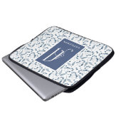 Blaubeeren & Blatt Muster Monogramm, Nachname Laptopschutzhülle (Vorne Knopf)