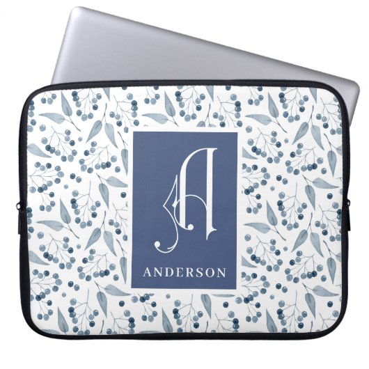 Blaubeeren & Blatt Muster Monogramm, Nachname Laptopschutzhülle (Vorderseite)