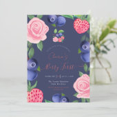 Blaubeeren und Erdbeeren Rahmen mit rosa Rosen Einladung (Stehend Vorderseite)