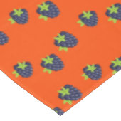 Blaubeerenfruchtmuster auf Orange Tischdecke (Schrägansicht)