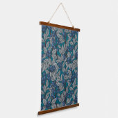 Blaubeergarten, blau und grau wandteppich mit holzrahmen (Gewinkelt)