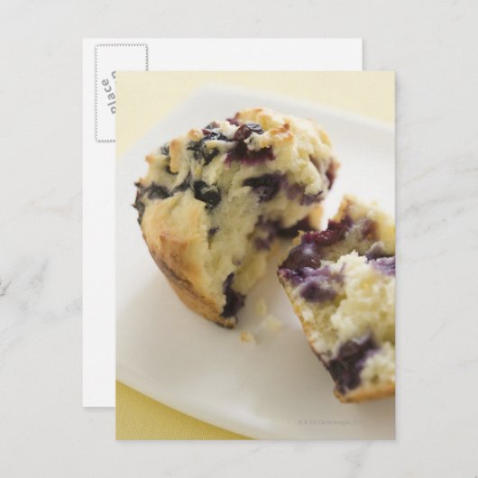 Blaubeermuffe auf weißem Teller aufgespalten Postkarte (Vorne/Hinten)