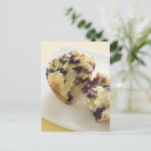 Blaubeermuffe auf weißem Teller aufgespalten Postkarte (Stehend Vorderseite)
