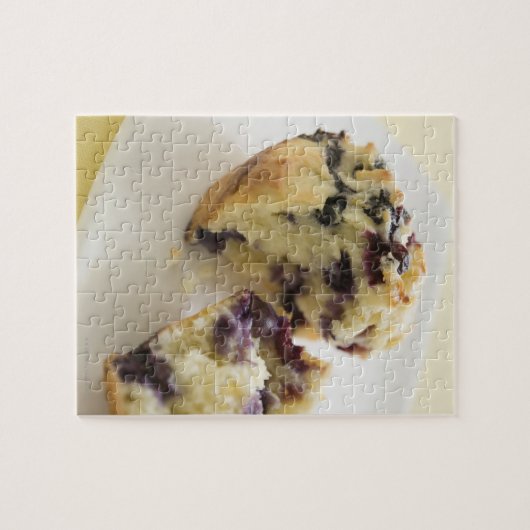 Blaubeermuffe auf weißem Teller aufgespalten Puzzle (Horizontal)