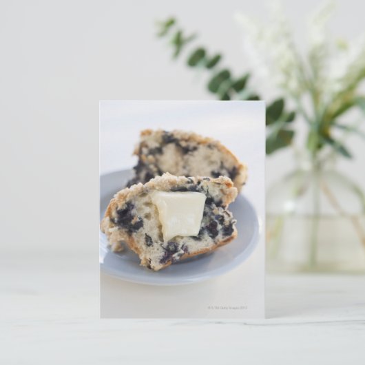Blaubeermuffin mit Butter Postkarte (Stehend Vorderseite)