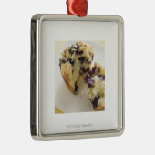 Blaubeermuffinspalte offen auf einer weißen Platte Ornament Aus Metall (Rechts)