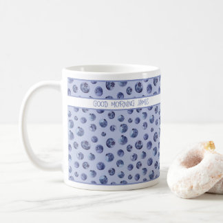 Blaubeermuster auf dem blauen personalisierten Bec Kaffeetasse