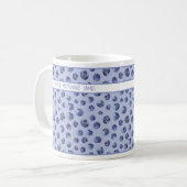 Blaubeermuster auf dem blauen personalisierten Bec Kaffeetasse (Vorderseite Links)